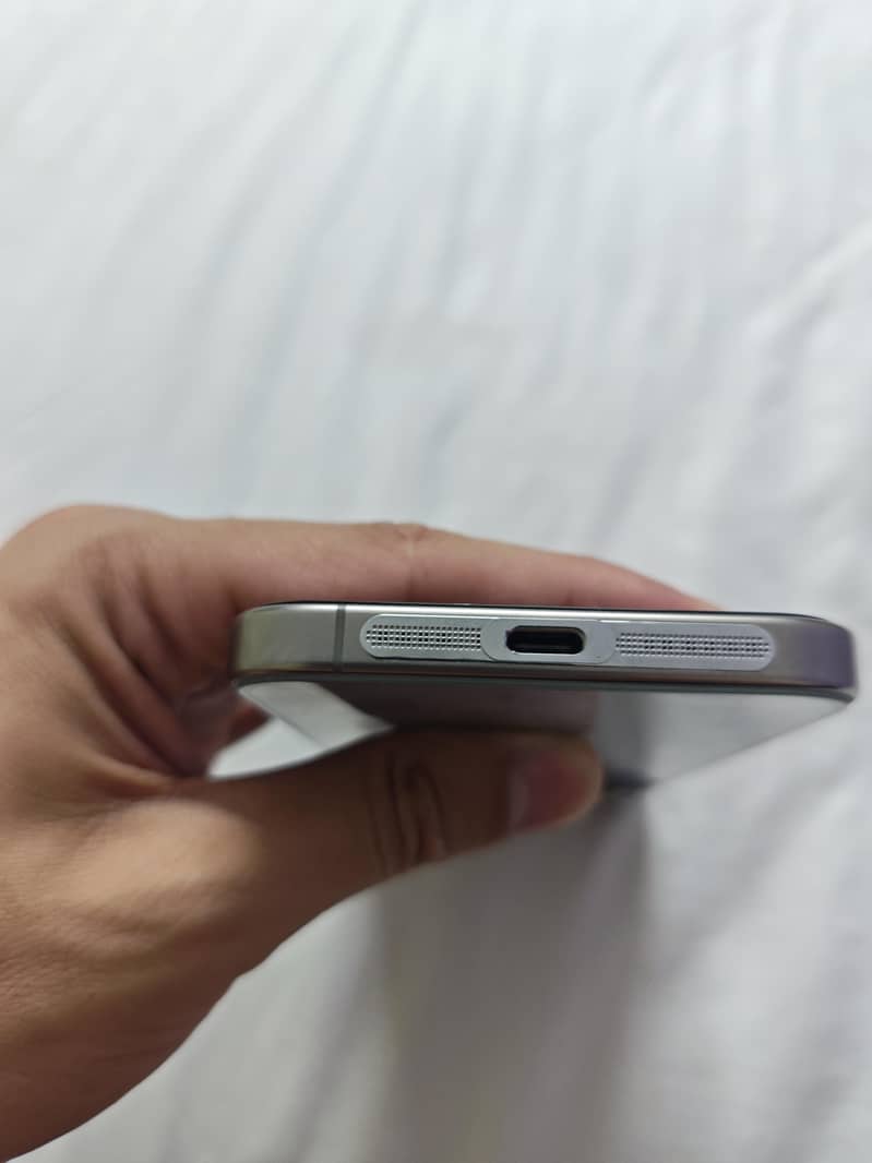 Apple iPhone 15 Pro Max 4