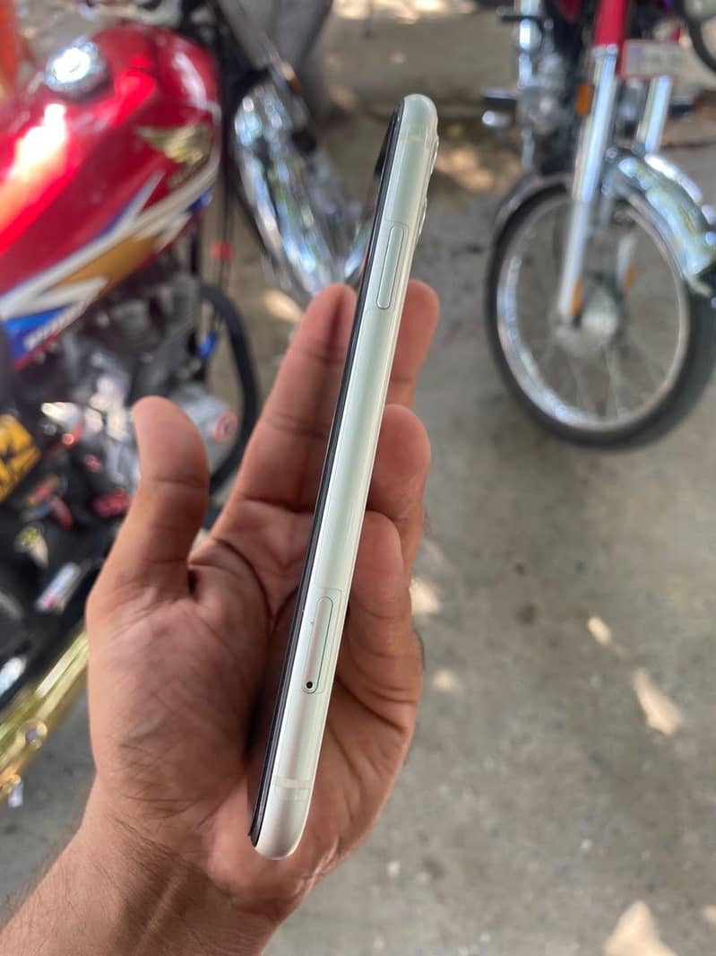 Apple iPhone 11 4