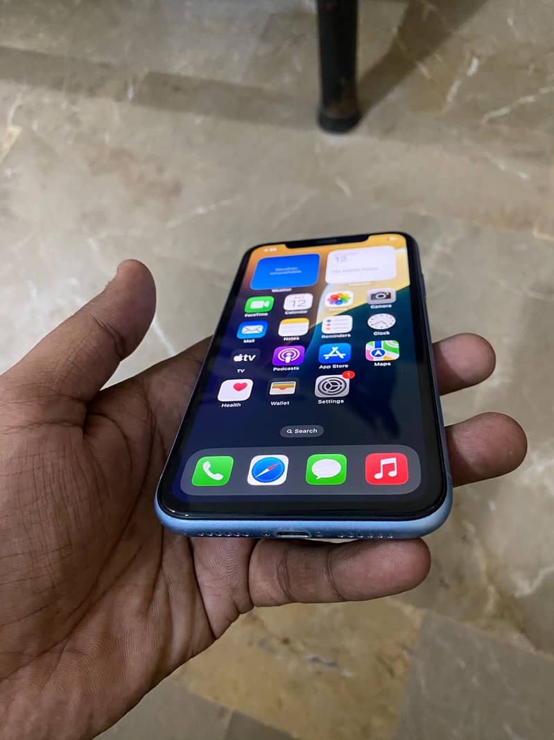 Apple iPhone XR 7