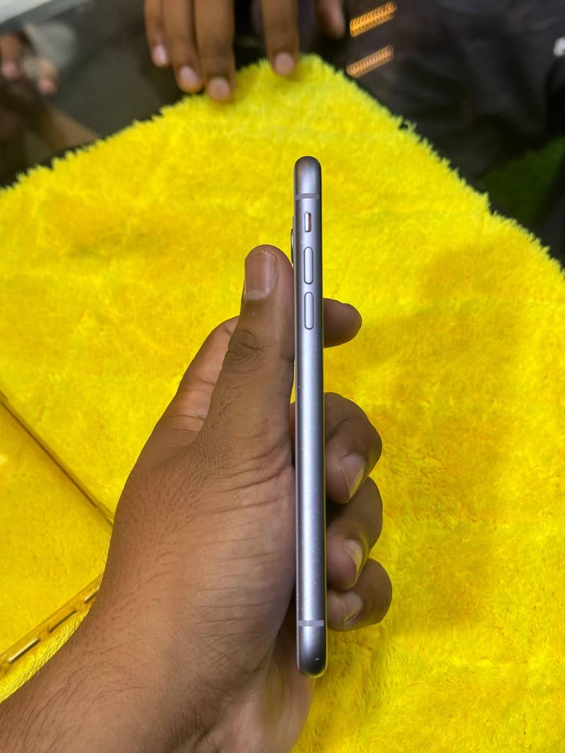 Apple iPhone 11 3