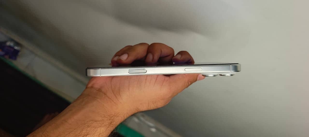 Apple iPhone 16 Pro Max 1
