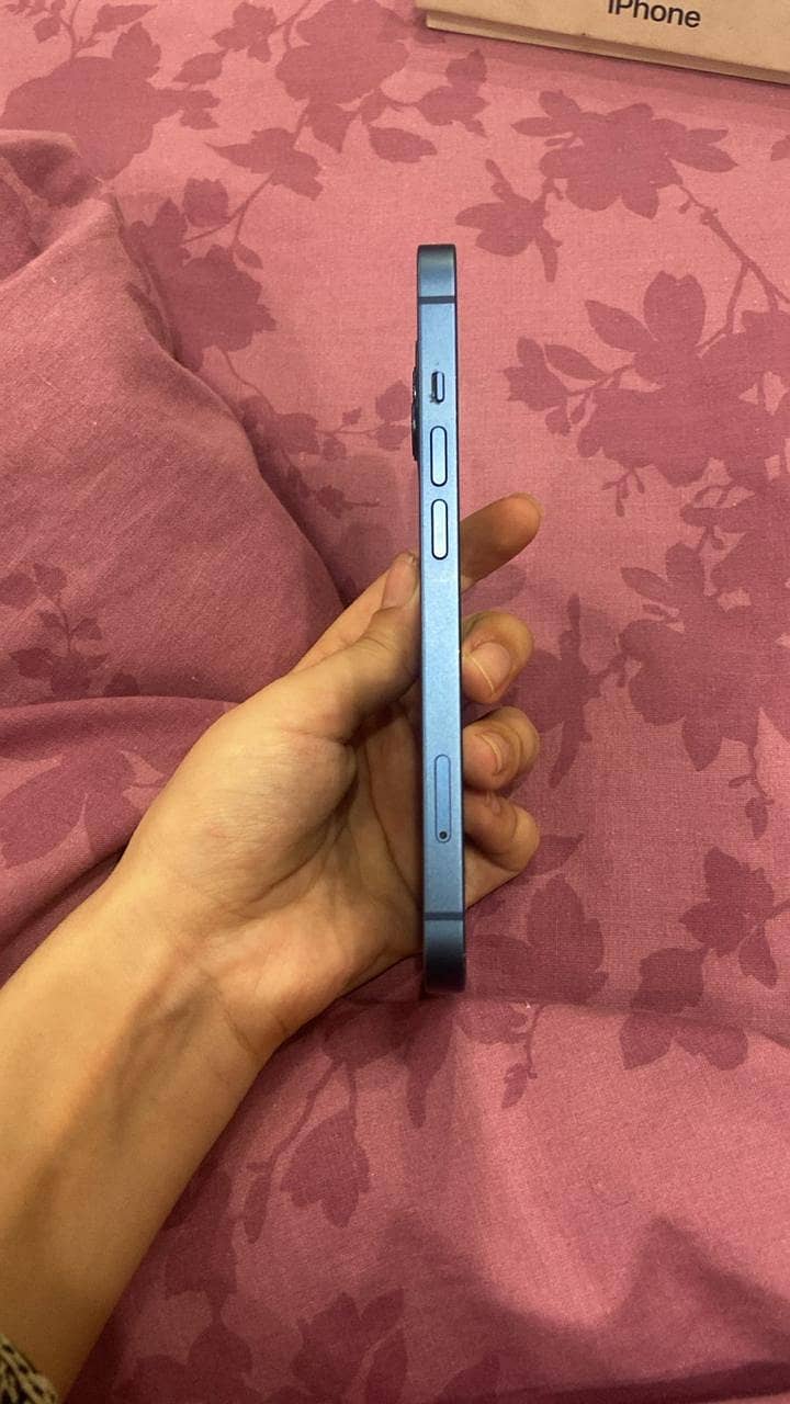 Apple iPhone 13 5