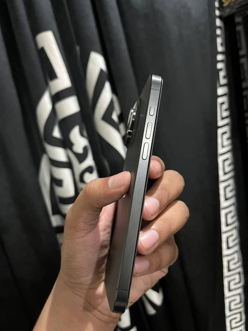 iPhone 15 Pro Max 4