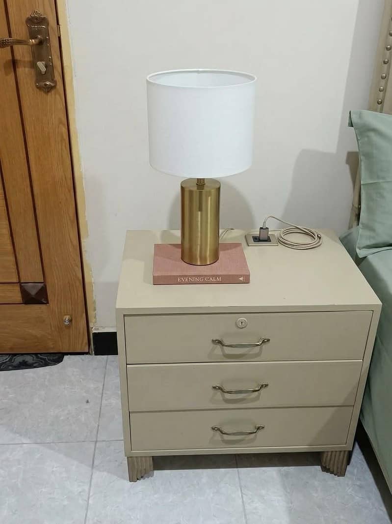 bed with 2 side tables and dressing table 2