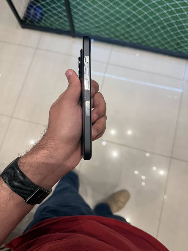 Apple iPhone 16 Pro 1