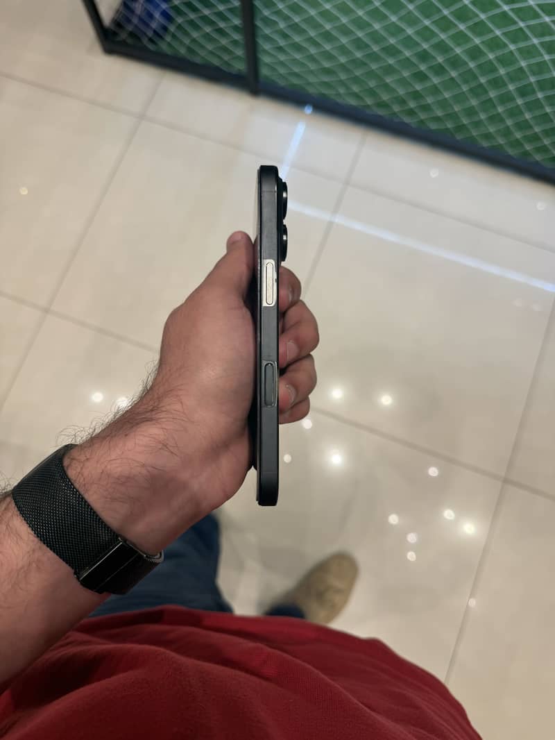 Apple iPhone 16 Pro 2