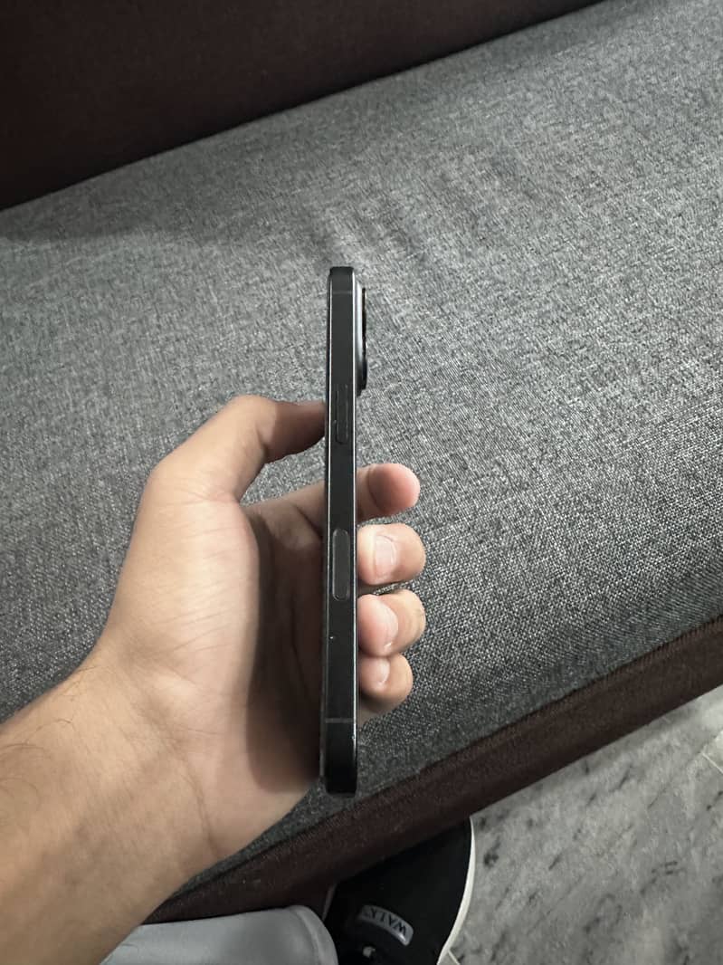 Apple iPhone 16 2