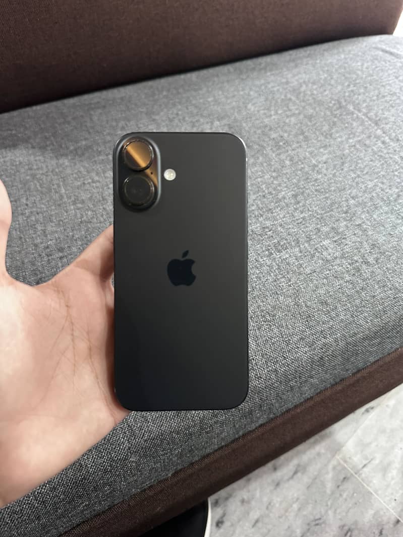 Apple iPhone 16 3