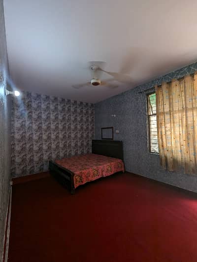 3 Seater Room Available In Girls Hostel Garden Town