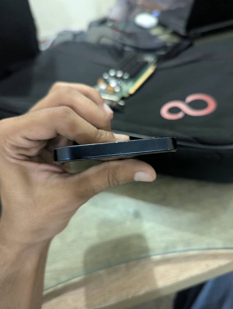 Apple iPhone 12 4