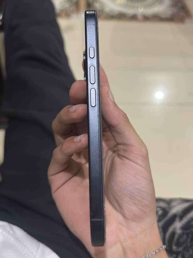 Apple iPhone 16 2