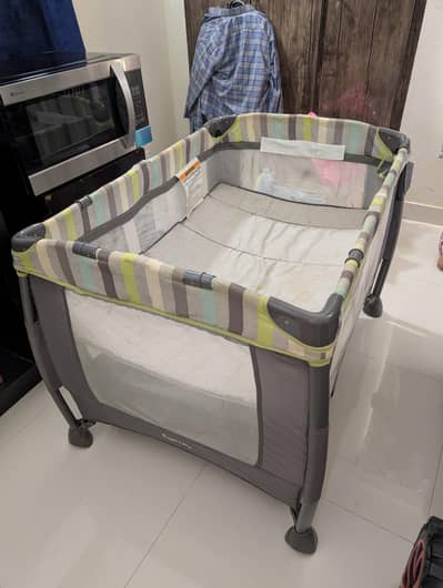 baby play pen/cot