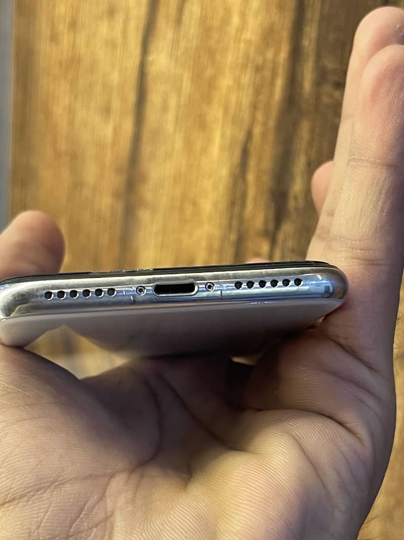 Apple iPhone X 4