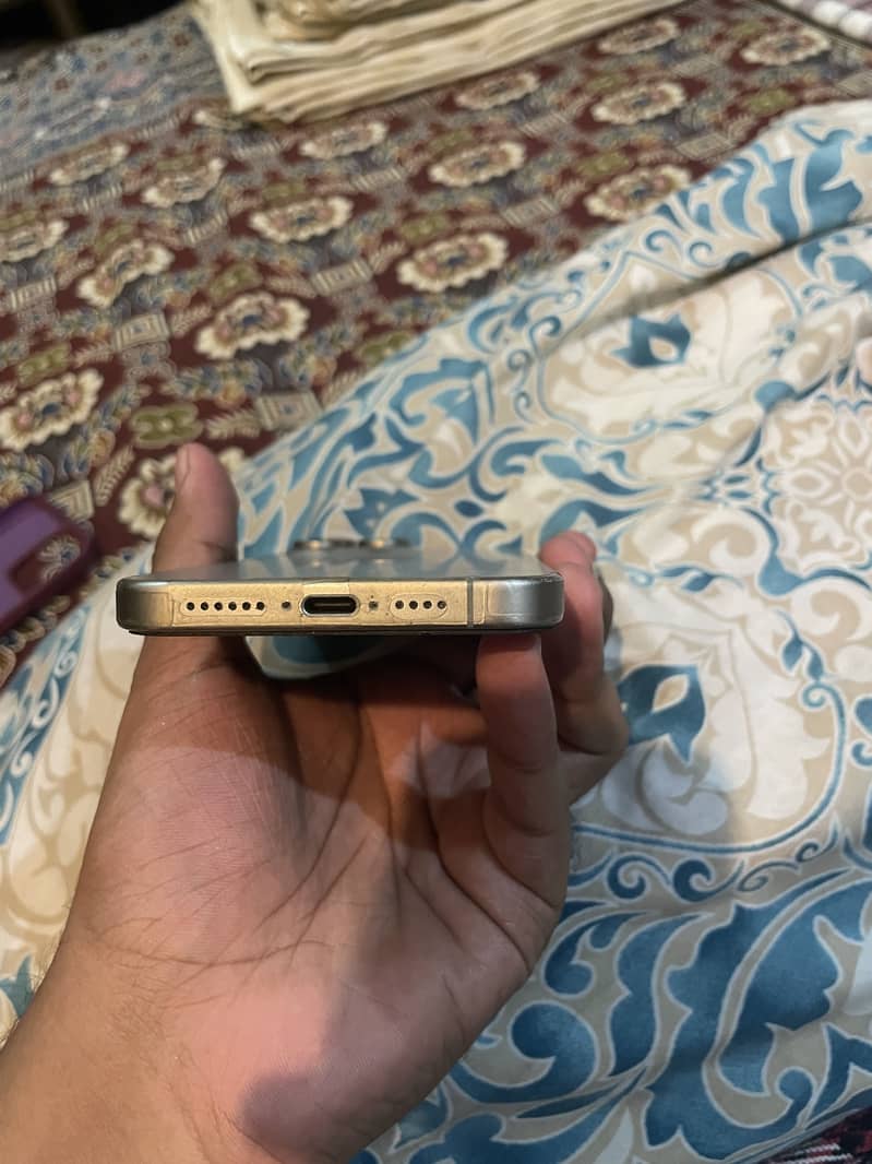 Apple iPhone 15 Pro Max 4