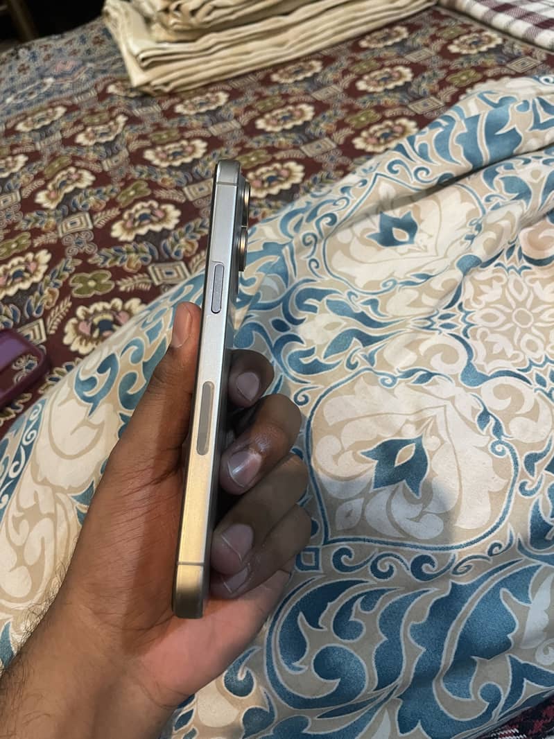 Apple iPhone 15 Pro Max 6