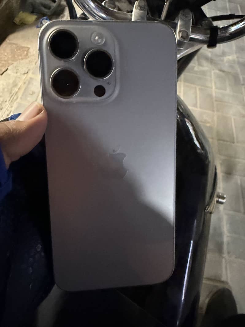 Apple iPhone 15 Pro Max 4