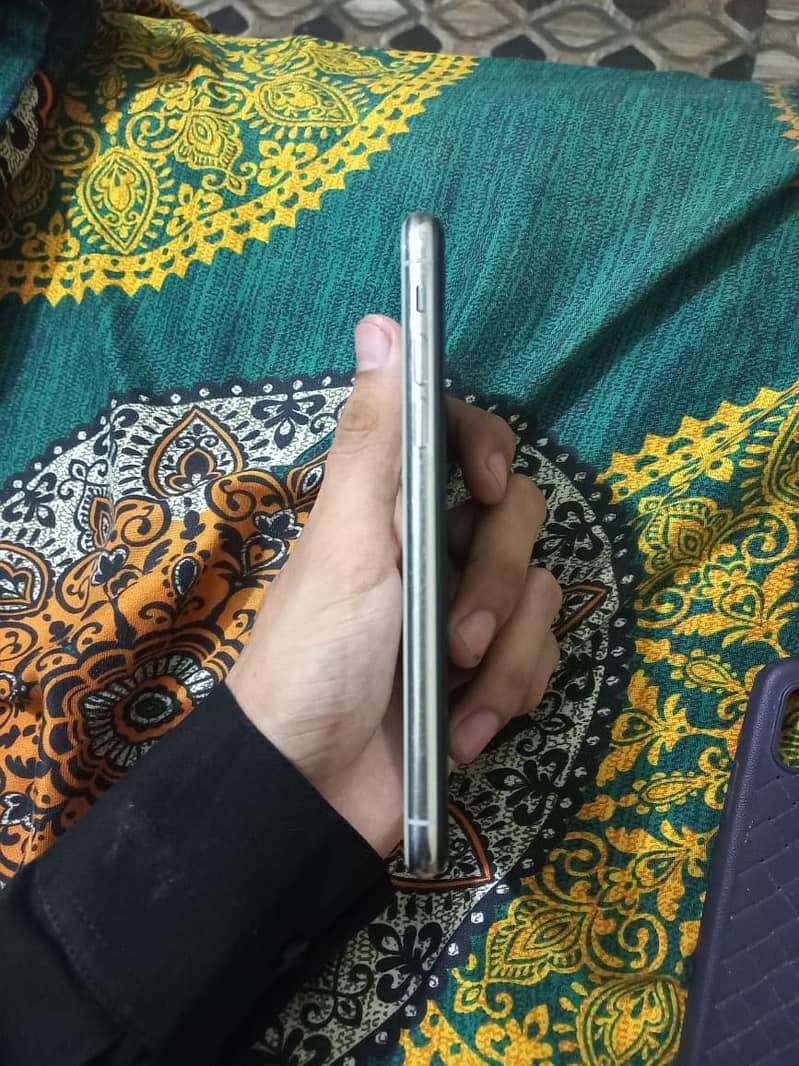 Apple iPhone X 4