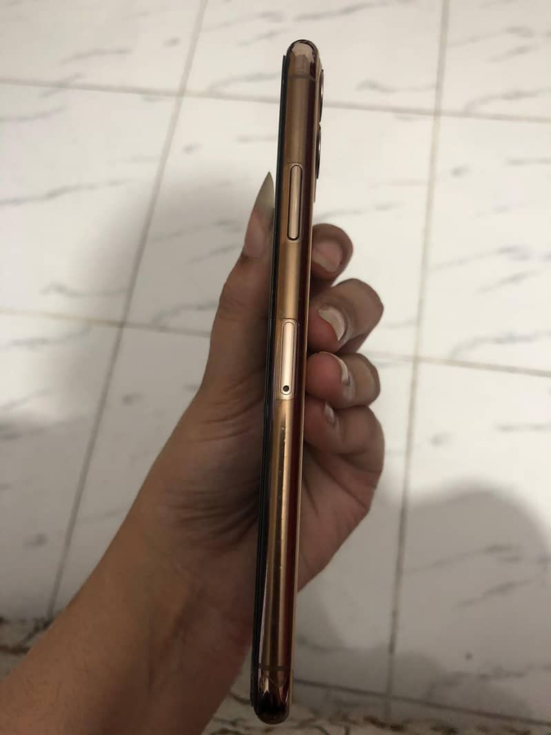 Apple iPhone 11 Pro Max 4
