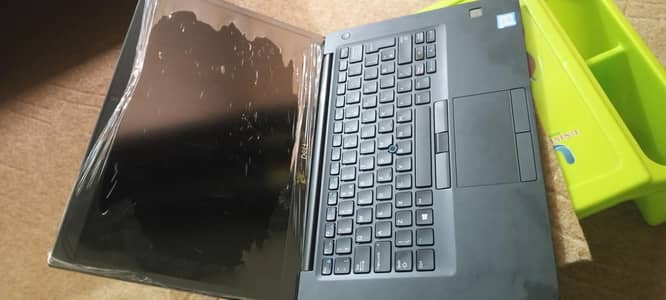 10/10 laptop 1hand used core i5 8th generation 8gb ram 256 ssd with da