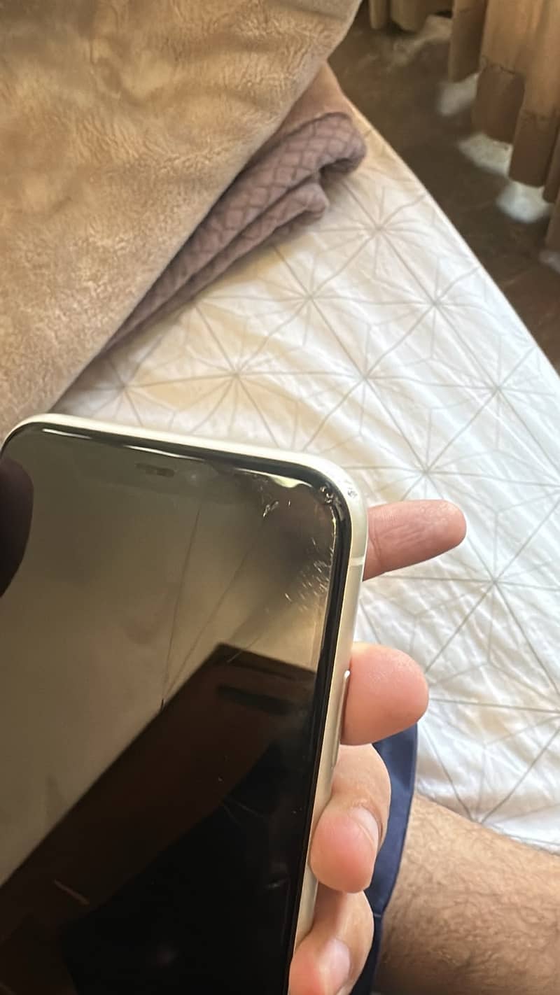 Apple iPhone 11 4
