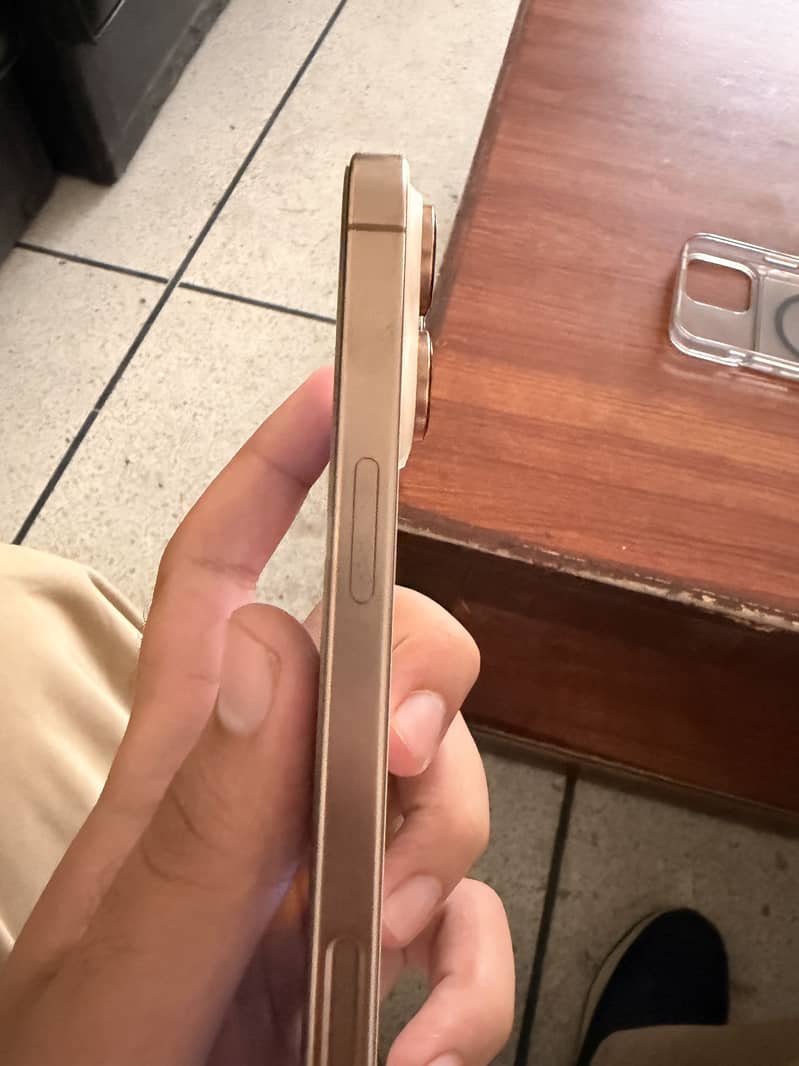 Apple iPhone 16 Pro Max 9