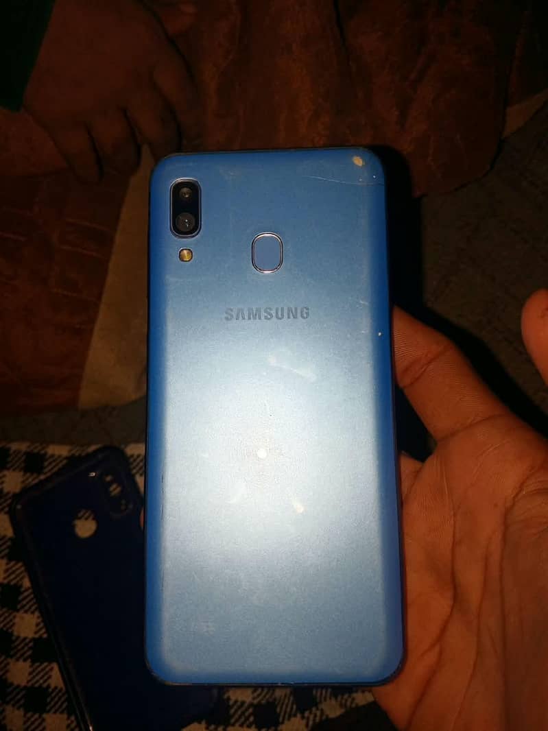 Samsung Mobile A30 1