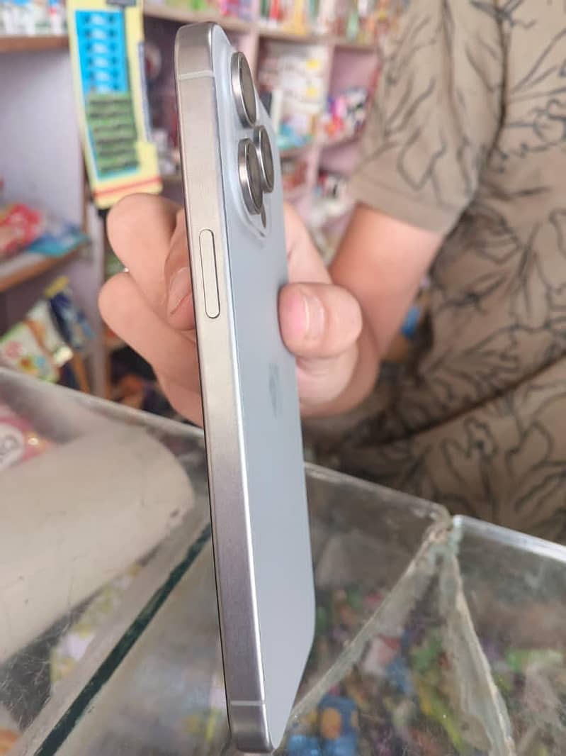 Apple iPhone 15 Pro Max 4