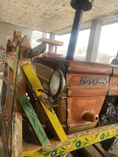 1975 model tractor fait 640 colour apk samna ha  bhot colour ha