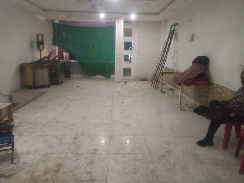 ہال کرائے کے لیے خالی ہے۔ 2
