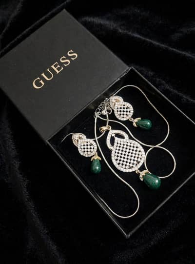 GUESS Jewellery Artificial Set Box