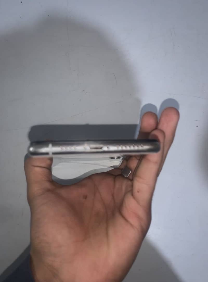 Apple iPhone XS Max 4