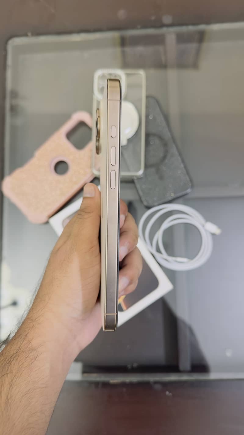 Apple iPhone 16 Pro Max 4
