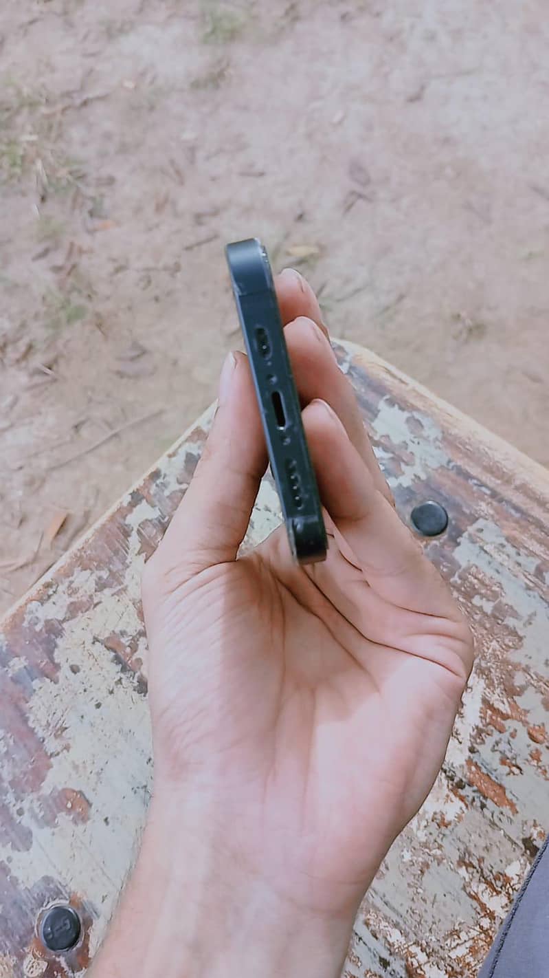 Apple iPhone 13 4
