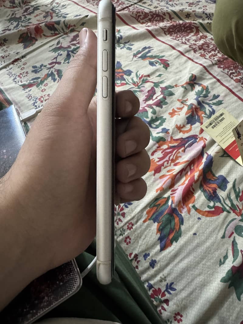 Apple iPhone 11 4
