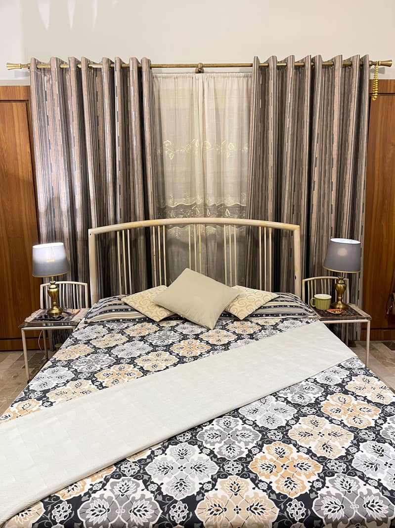 iron bed 0