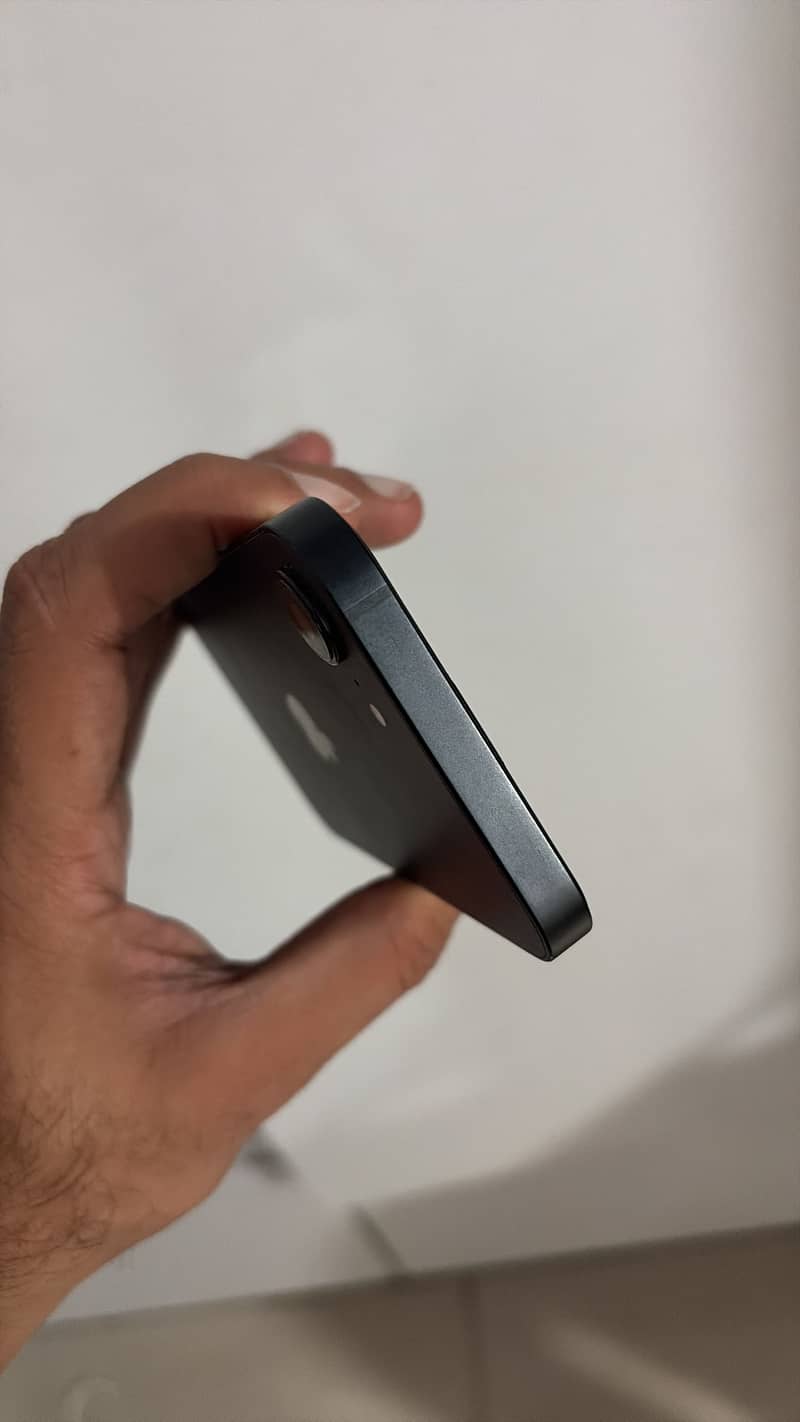 Apple iPhone 16e 0