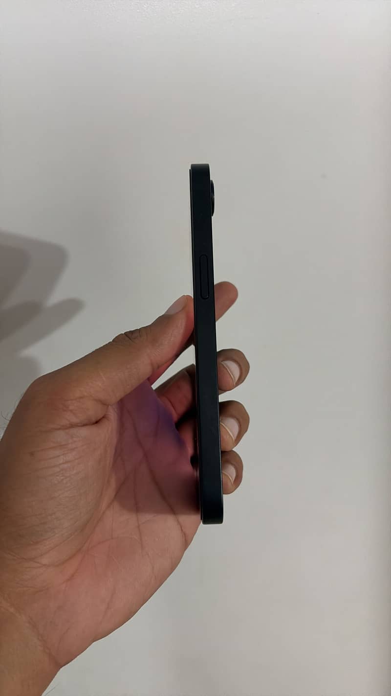 Apple iPhone 16e 1
