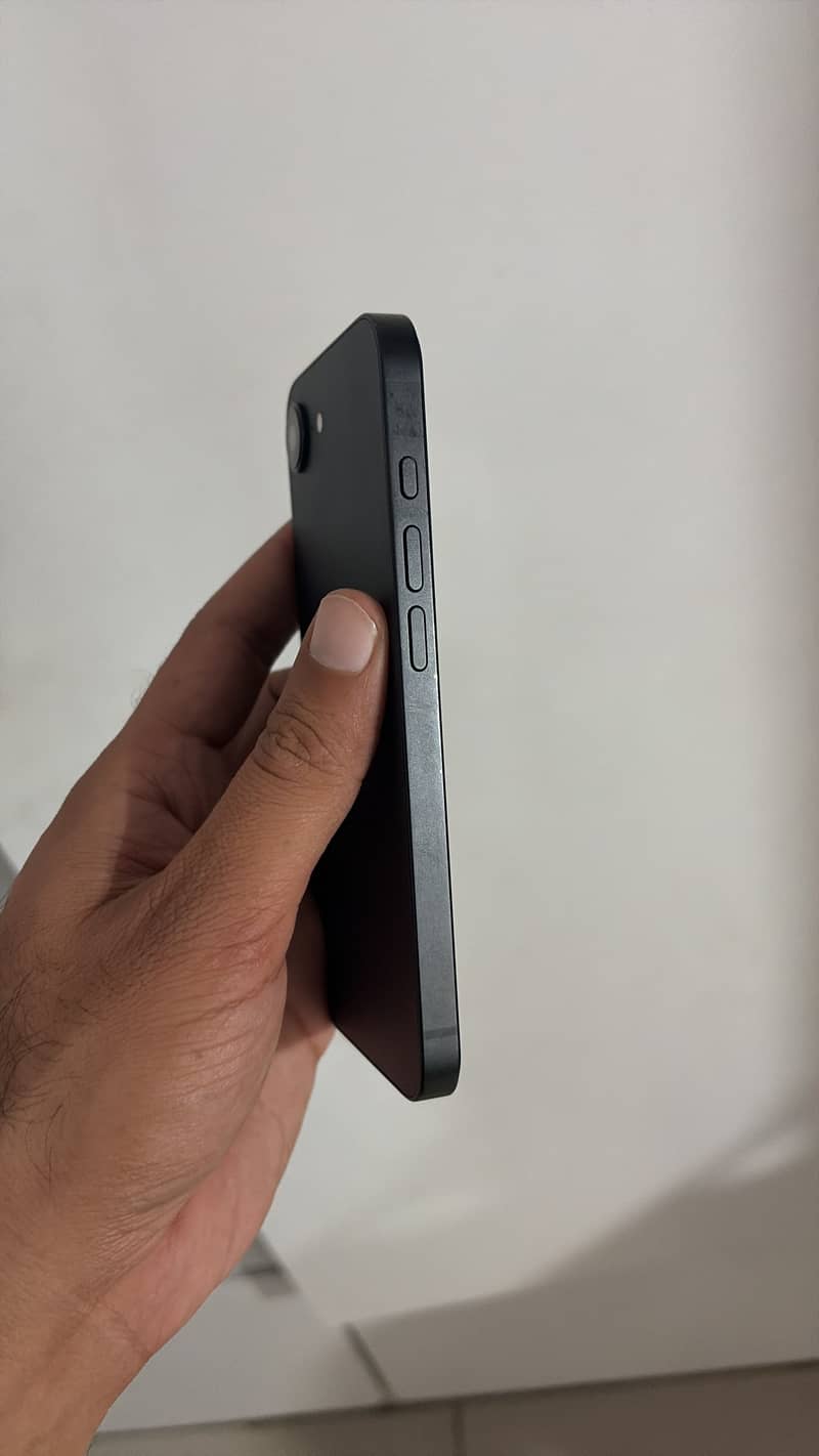 Apple iPhone 16e 4