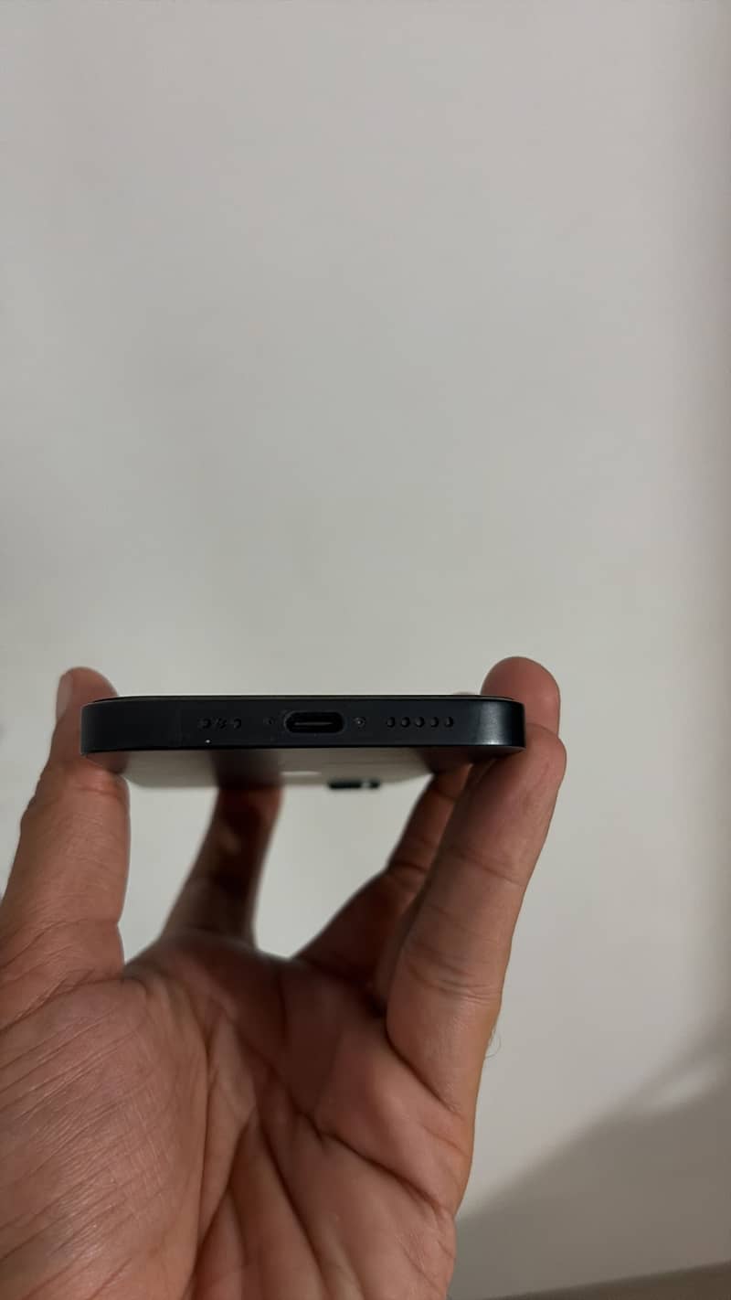 Apple iPhone 16e 5