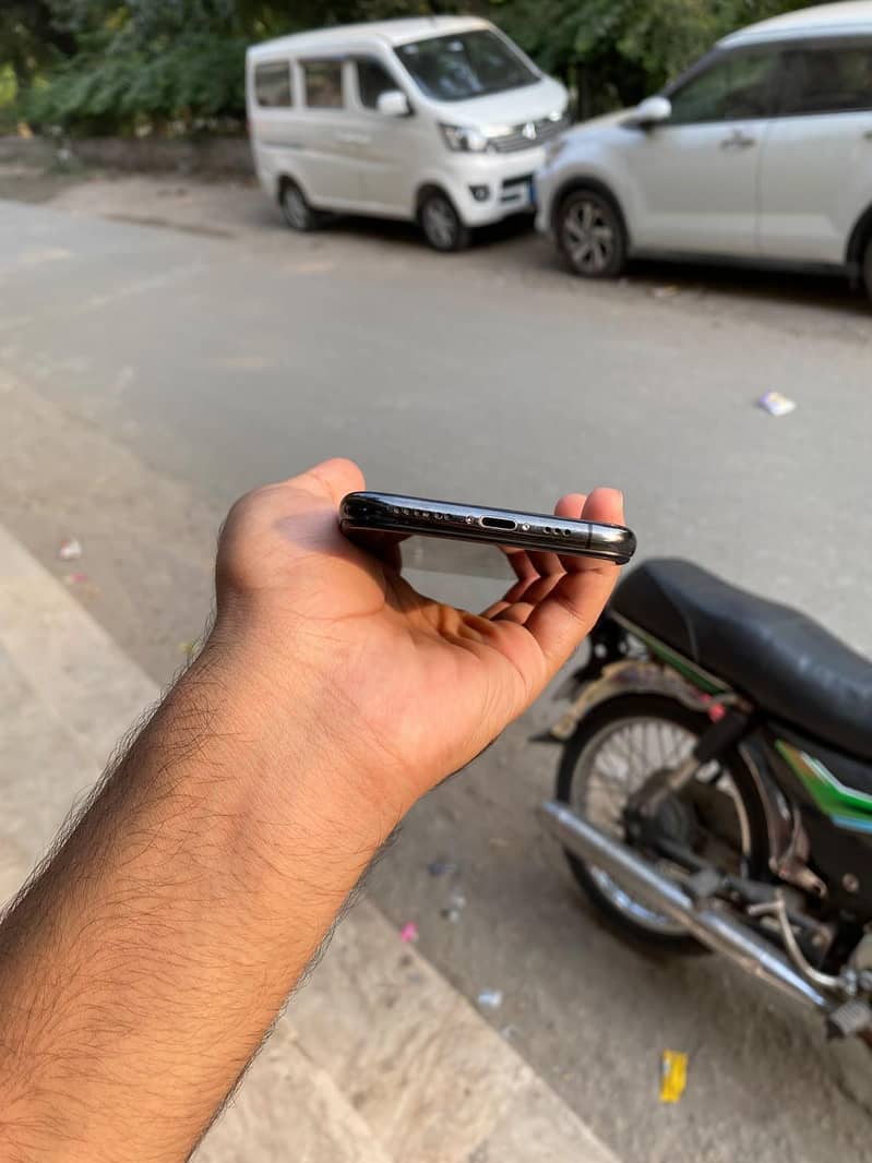 Apple iPhone XS 4
