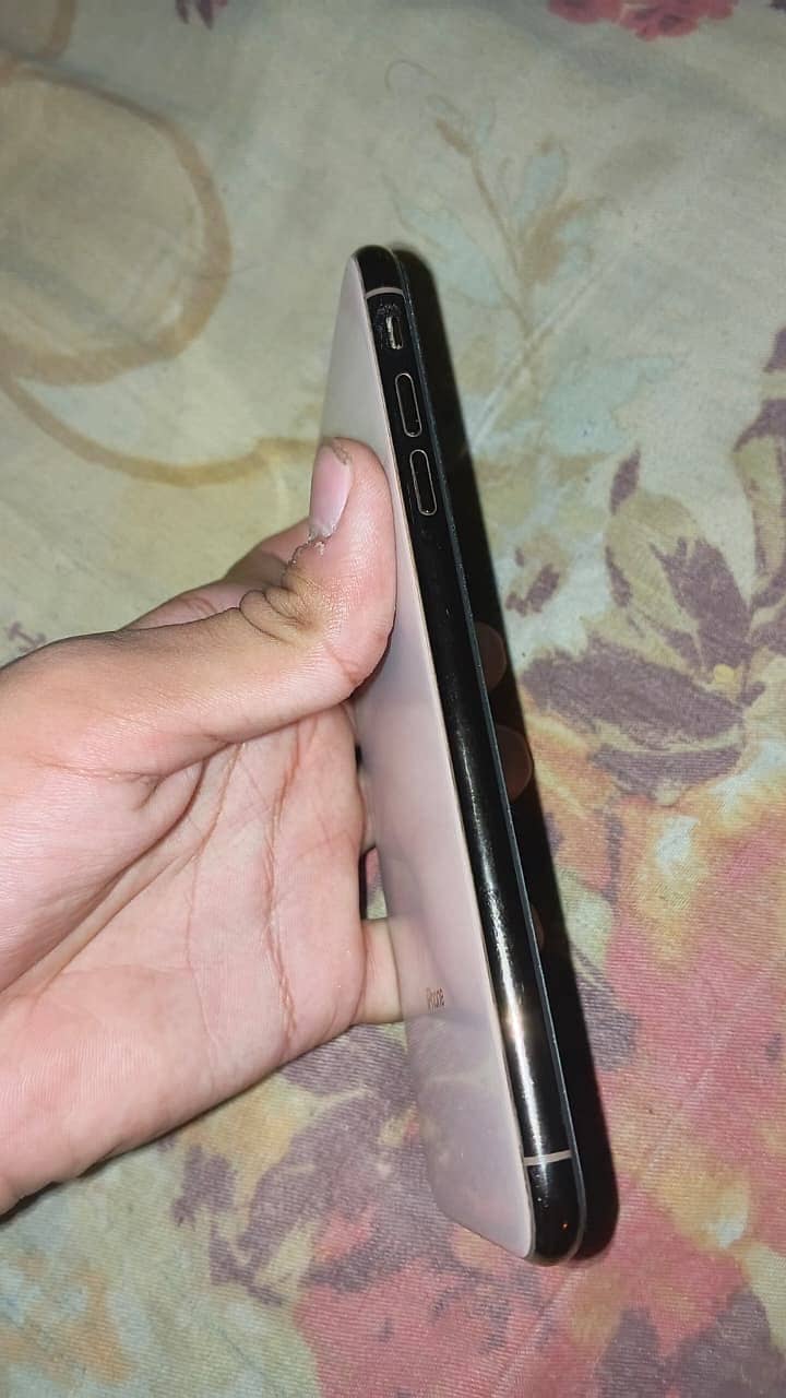 Apple iPhone XS Max 3