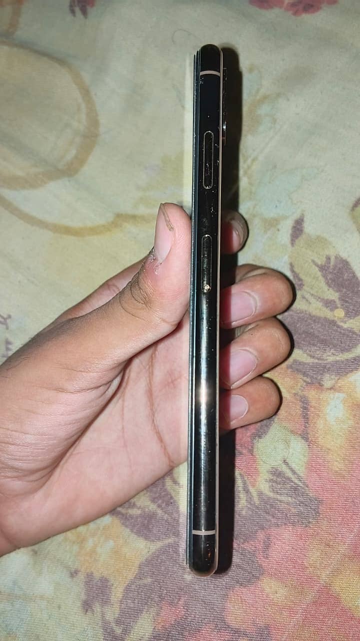 Apple iPhone XS Max 4