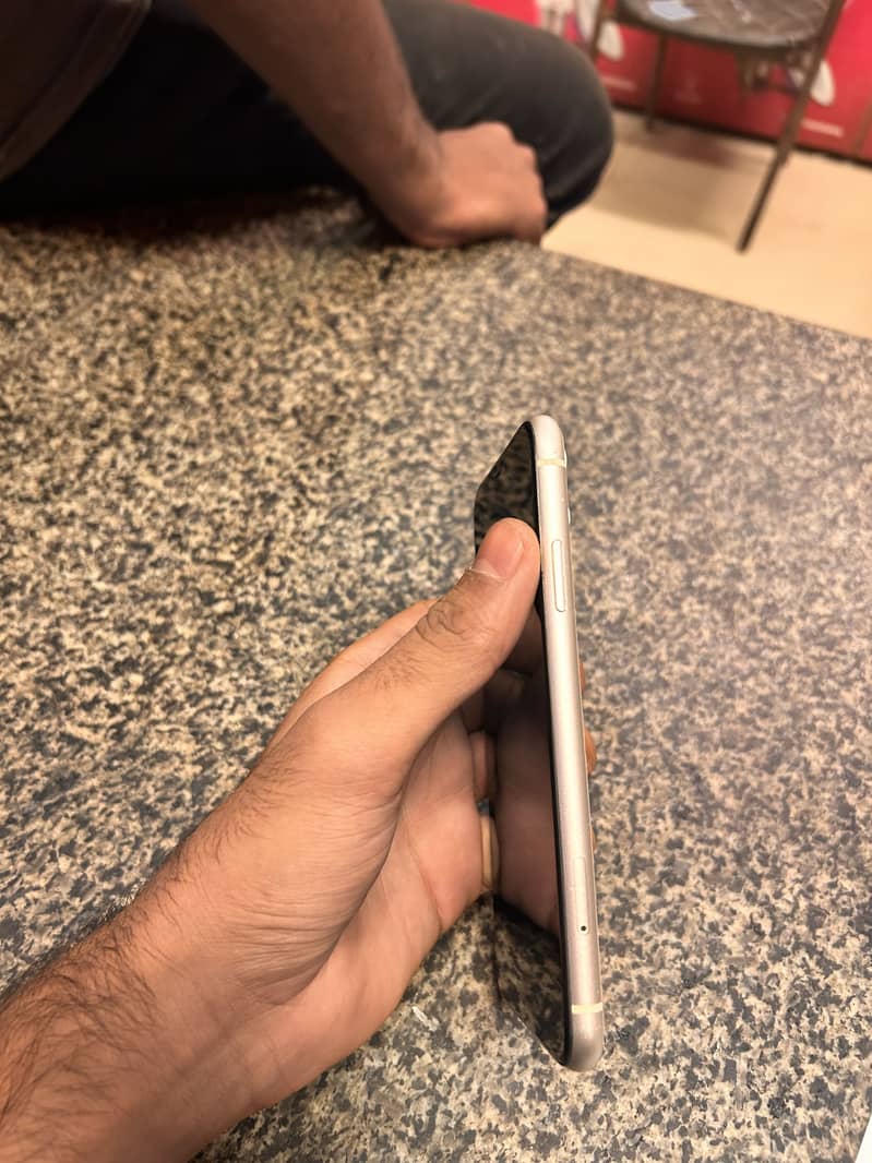 Apple iPhone 11 4