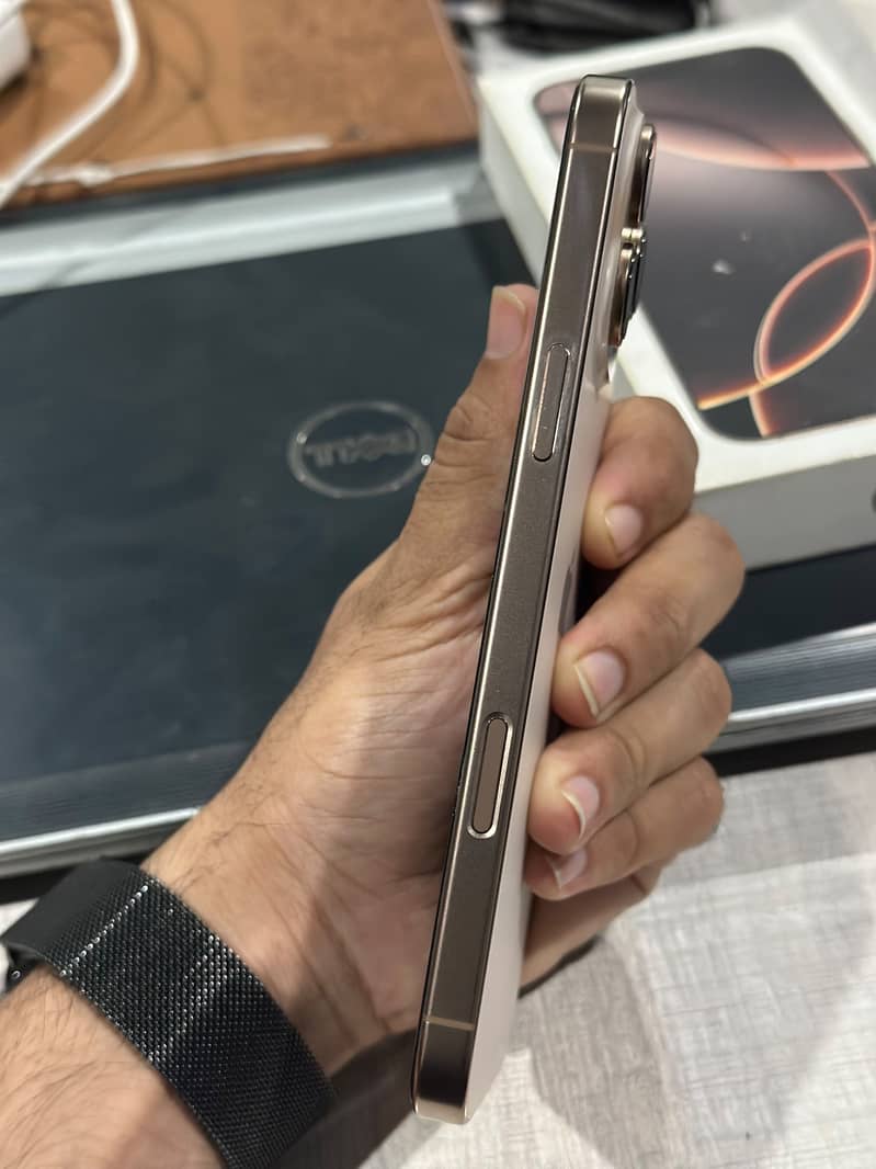 Apple iPhone 16 Pro Max 4