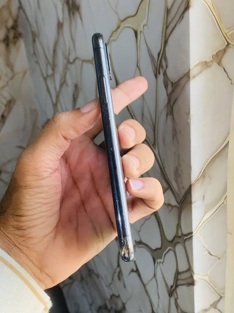 Apple iPhone XS 3