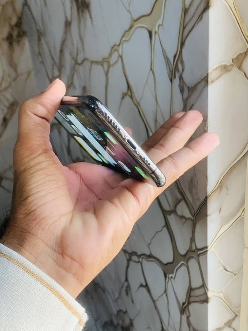 Apple iPhone XS 5