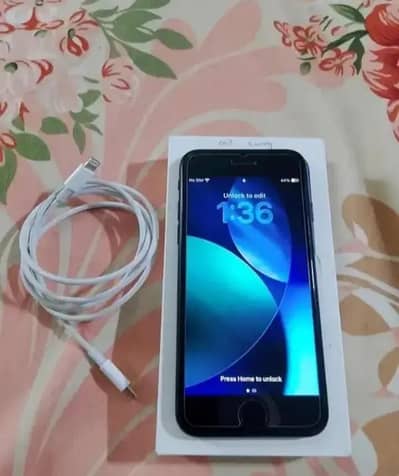 iphone SE 2022 with box and cable