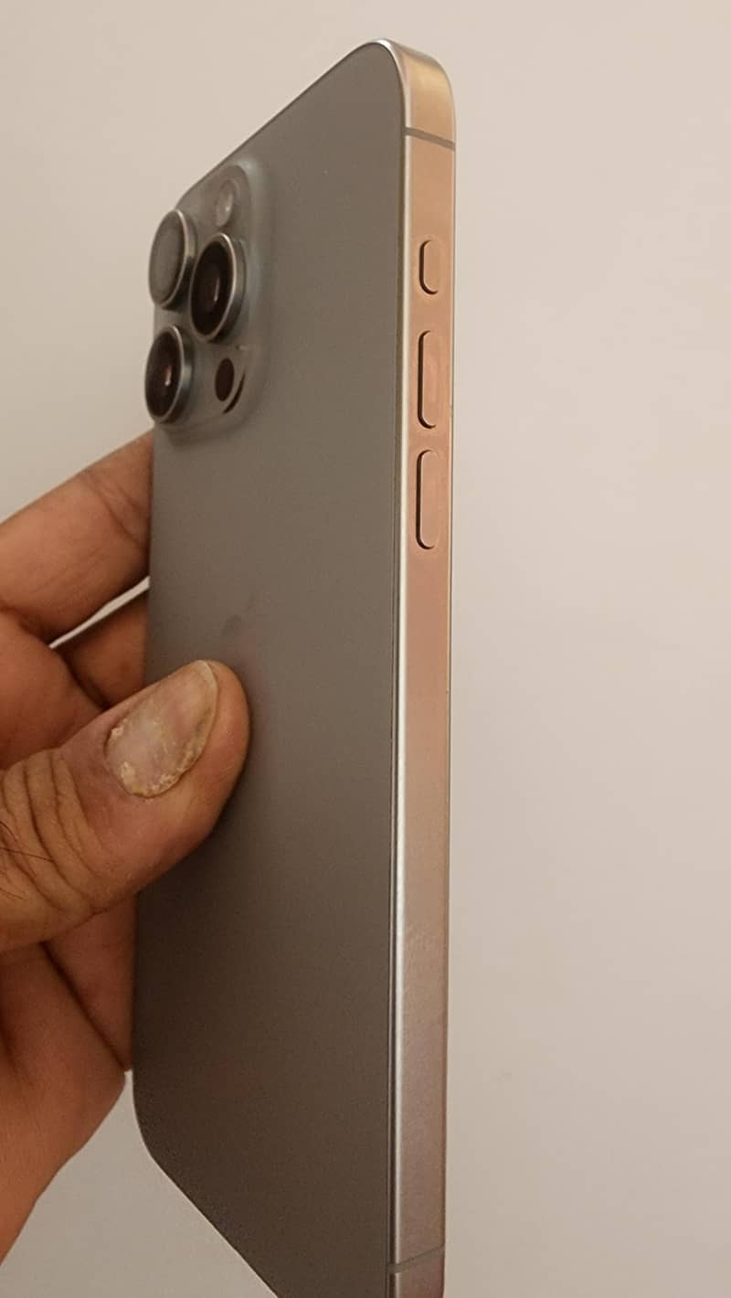 Apple iPhone 15 Pro Max 4