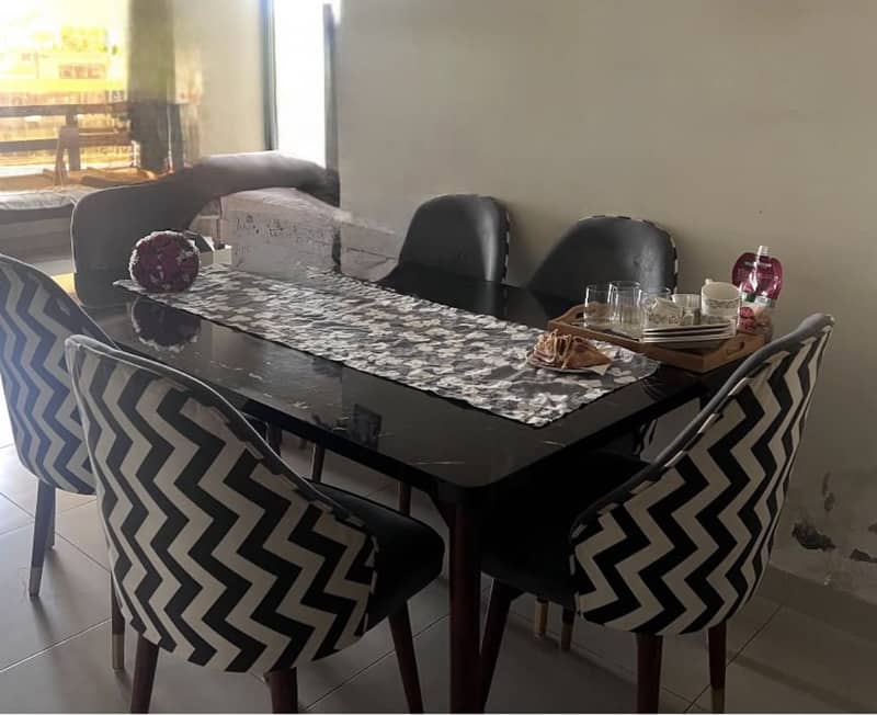 Dining table 0