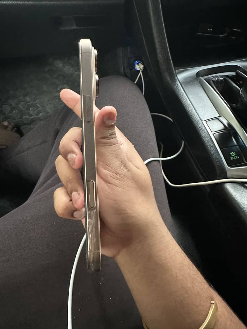 Apple iPhone 16 Pro Max 2
